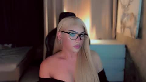 Snapshot of queenarthalia chatting on 12.16.25 ARTHA online show from 12.16.25