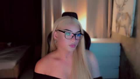 Snapshot of queenarthalia chatting on 12.17.25 ARTHA online show from 12.17.25