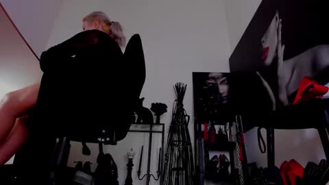 Misscatsnow online show from 02.04.26