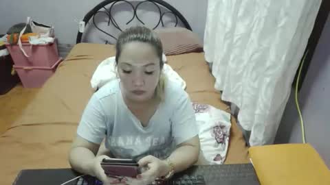 Snapshot of quelly40 chatting on 12.01.25 quelly40 online show from 12.01.25