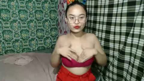 Snapshot of quinne_miles chatting on 12.20.25 Quinne online show from 12.20.25