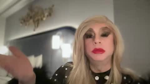 Snapshot of qweenviva chatting on 11.10.25 ViVaLuvLicious online show from 11.10.25