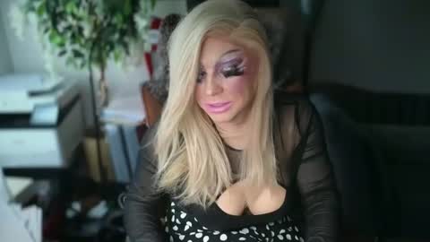 Snapshot of qweenviva chatting on 12.02.25 ViVaLuvLicious online show from 12.02.25