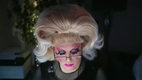 Snapshot of qweenviva chatting on 12.05.25 ViVaLuvLicious online show from 12.05.25