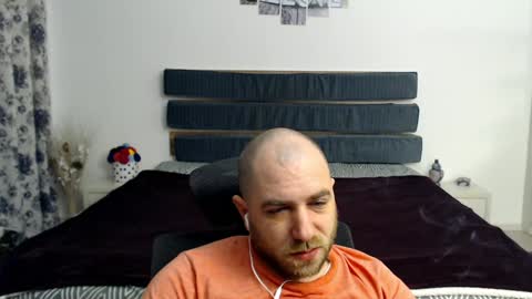 Snapshot of r0bila chatting on 01.28.25 R0bila online show from 01.28.25