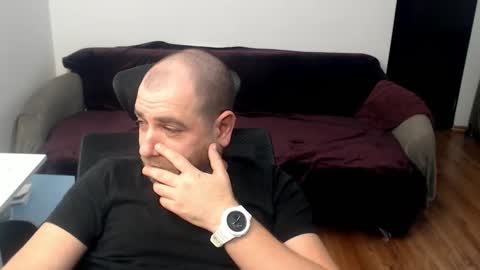 Snapshot of r0bila chatting on 12.21.25 R0bila online show from 12.21.25