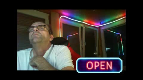 Snapshot of r_2d2_ chatting on 12.14.24 dj mike online show from 12.14.24