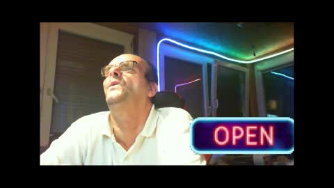 Snapshot of r_2d2_ chatting on 12.18.24 dj mike online show from 12.18.24