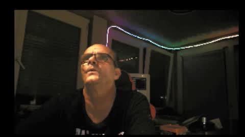 Snapshot of r_2d2_ chatting on 10.17.25 dj mike online show from 10.17.25