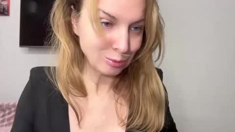 Snapshot of rachelldelicious chatting on 02.19.25 Rachel online show from 02.19.25