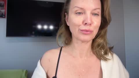Snapshot of rachelldelicious chatting on 10.01.25 Rachel online show from 10.01.25