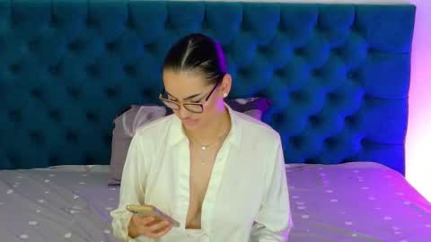 Snapshot of raeeamber_ chatting on 11.13.25 sweet peach online show from 11.13.25