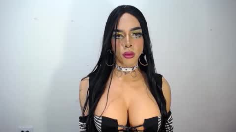 Snapshot of ramonasmit chatting on 10.30.25 RamonaSmit online show from 10.30.25