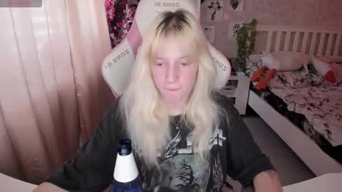 Snapshot of rapunzel_cute chatting on 10.17.25 Rapunzel online show from 10.17.25