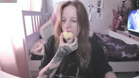 Snapshot of rapunzel_cute chatting on 04.17.26 Rapunzel online show from 04.17.26