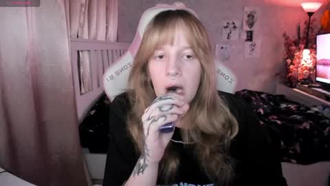 Snapshot of rapunzel_cute chatting on 04.25.26 Rapunzel online show from 04.25.26