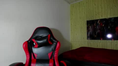 Snapshot of raven_rouge chatting on 05.21.26 gata online show from 05.21.26