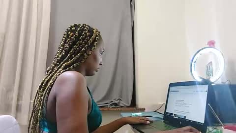 Snapshot of ravenbby chatting on 05.14.26 ravenbby online show from 05.14.26