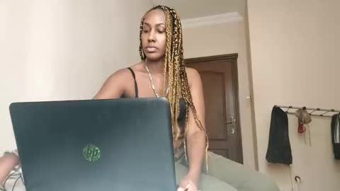 Snapshot of ravenbby chatting on 05.18.26 ravenbby online show from 05.18.26