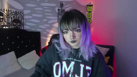 Snapshot of ravencollen chatting on 10.21.25 ravencollen online show from 10.21.25