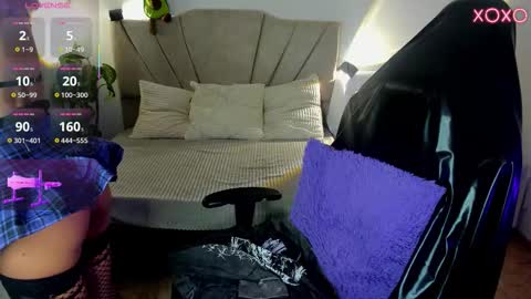 Snapshot of ravencollen chatting on 11.13.25 ravencollen online show from 11.13.25