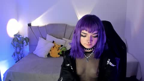 Snapshot of ravencollen chatting on 11.18.25 ravencollen online show from 11.18.25