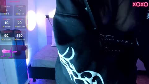 Snapshot of ravencollen chatting on 11.19.25 ravencollen online show from 11.19.25