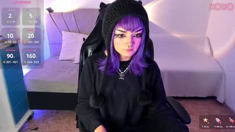 Snapshot of ravencollen chatting on 11.21.25 ravencollen online show from 11.21.25