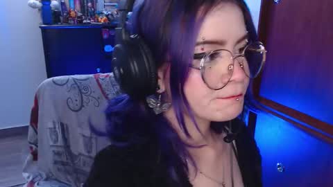 Snapshot of raventh_ chatting on 10.21.25 raventh_ online show from 10.21.25