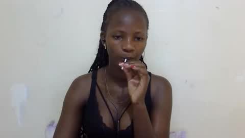 Snapshot of realqueen_ chatting on 03.08.25 queen online show from 03.08.25