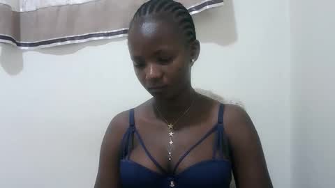 Snapshot of realqueen_ chatting on 10.12.25 queen online show from 10.12.25