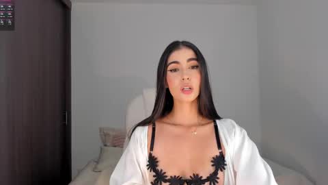 Snapshot of rebeccabaxter chatting on 02.12.25 Rebecca online show from 02.12.25