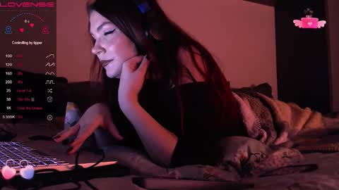 Snapshot of redyari chatting on 11.21.25 Red online show from 11.21.25