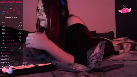 Snapshot of redyari chatting on 11.22.25 Red online show from 11.22.25