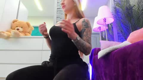 Snapshot of reina_cummings chatting on 05.08.26 reina cummings online show from 05.08.26