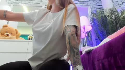 Snapshot of reina_cummings chatting on 05.15.26 reina cummings online show from 05.15.26