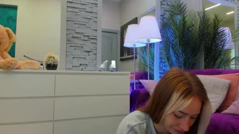 Snapshot of reina_cummings chatting on 05.17.26 reina cummings online show from 05.17.26