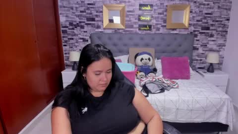 Snapshot of reina_loren chatting on 05.23.26 reina_loren online show from 05.23.26