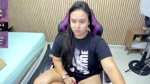 Snapshot of reina_loren chatting on 05.24.26 reina_loren online show from 05.24.26