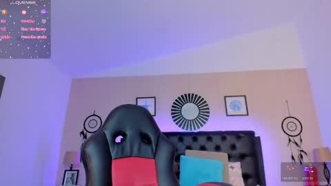 Snapshot of reina_loren chatting on 05.25.26 reina_loren online show from 05.25.26