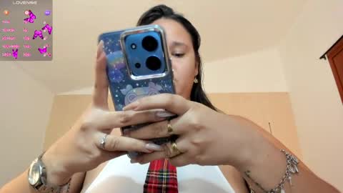 Snapshot of reina_loren chatting on 05.30.26 reina_loren online show from 05.30.26