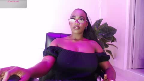 Snapshot of reinamiah chatting on 11.02.25 Miah online show from 11.02.25