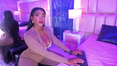 Snapshot of reinamiah chatting on 11.28.25 Miah online show from 11.28.25