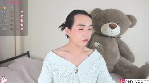 Snapshot of ren_yoonn chatting on 10.17.25 Ren online show from 10.17.25