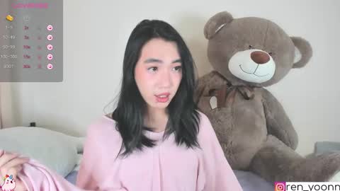 Snapshot of ren_yoonn chatting on 10.19.25 Ren online show from 10.19.25