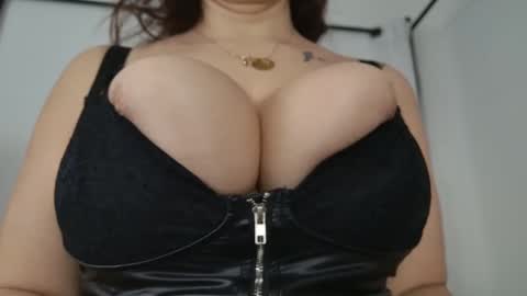 Snapshot of renattabigboobs chatting on 01.30.25 Renatta online show from 01.30.25