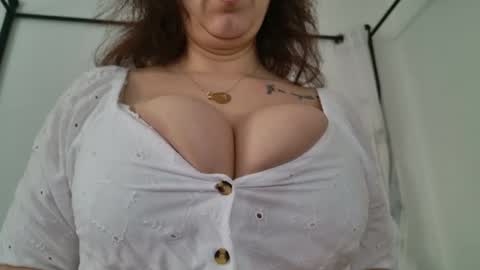 Snapshot of renattabigboobs chatting on 02.27.25 Renatta online show from 02.27.25
