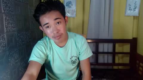 Snapshot of renzamora chatting on 10.28.25 rnezamora online show from 10.28.25