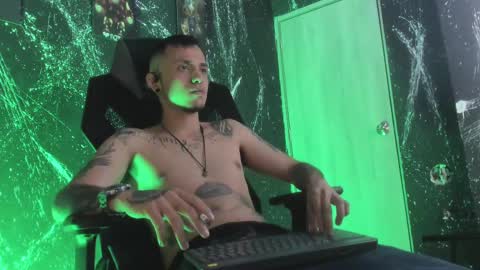 Snapshot of reybigxxx chatting on 10.04.25 Rey online show from 10.04.25