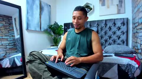Snapshot of richar_voller chatting on 05.28.26 richar_voller online show from 05.28.26